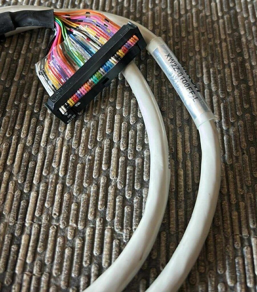 XW2Z-0100FF-L Omron Cable 1M NEW