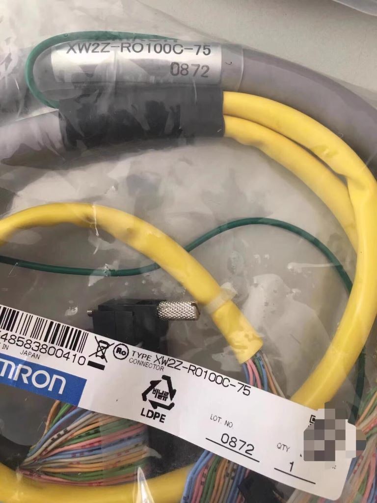 XW2Z-RO100C-75 Omron Connector Cable NEW